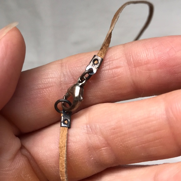 Mother of pearl carved flower & leather choker - Picture 5 of 7